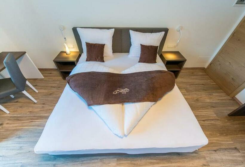 Quarto Estandar, Bacher