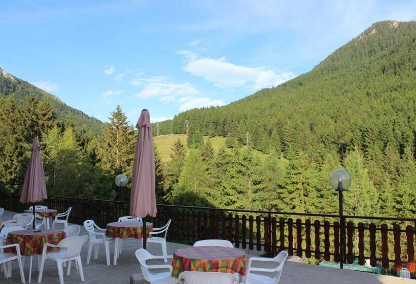 اتاق پنت هاوس, Des Alpes