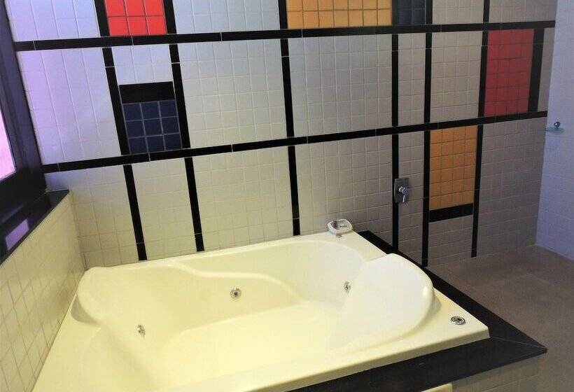 Люкс, Mondrian Suite