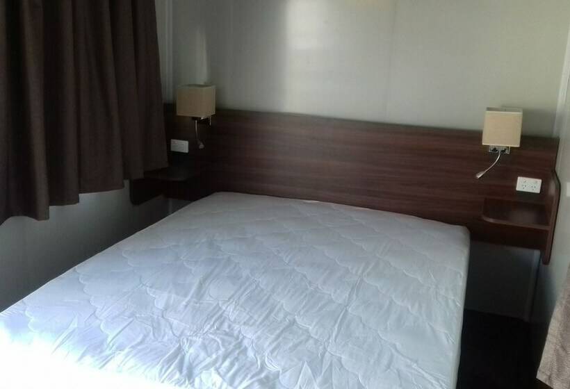 كابينة, Shooters Saloon Bar Hotel & Cabins