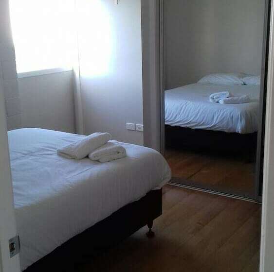 شقة غرفتين, Shooters Saloon Bar Hotel & Cabins