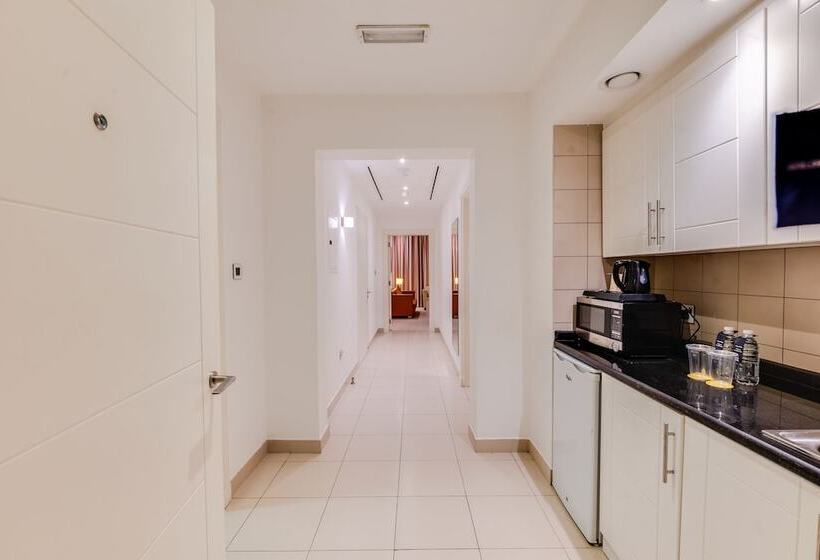 Városra Néző Suite, Golden Tulip Downtown Abu Dhabi