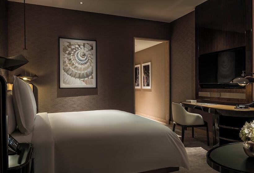 Номер Deluxe, Four Seasons Hotel Dubai International Financial Centre