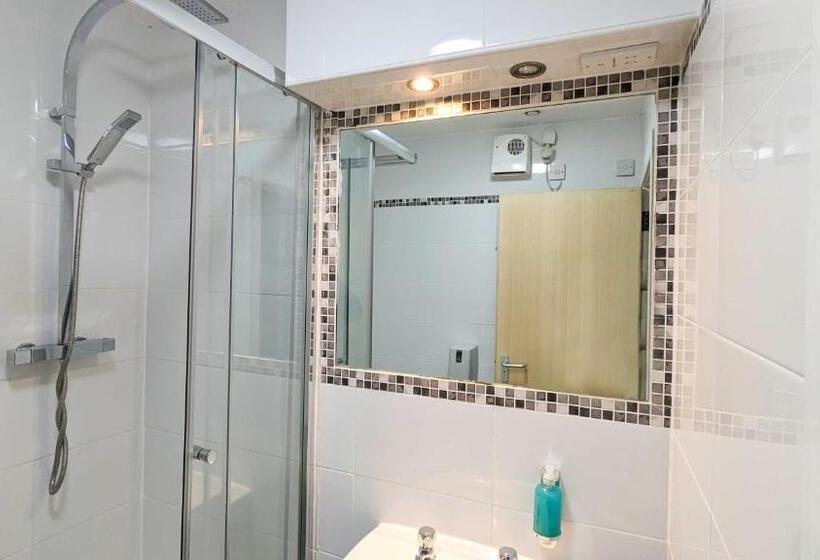 Кровать в Общей Комнате, International Inn