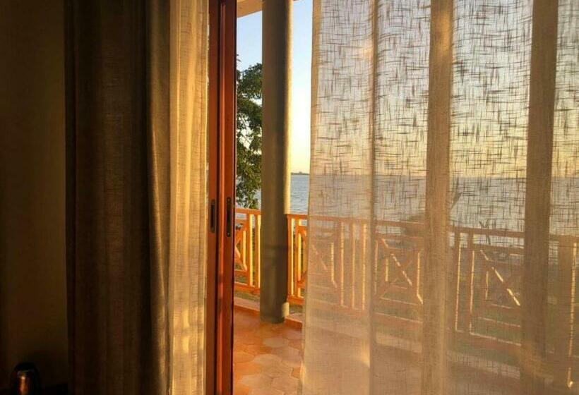 سوییت اجرایی, Sundiata Beach Resort