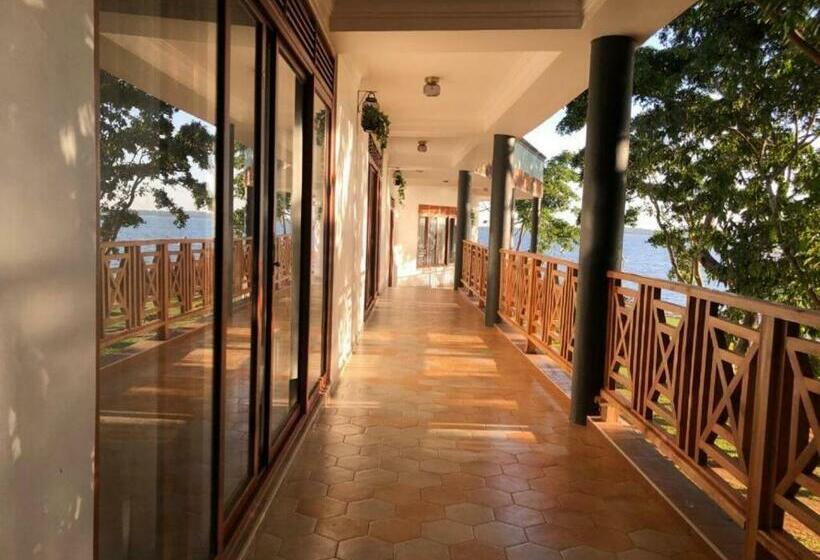 اتاق اجرایی سه نفره, Sundiata Beach Resort