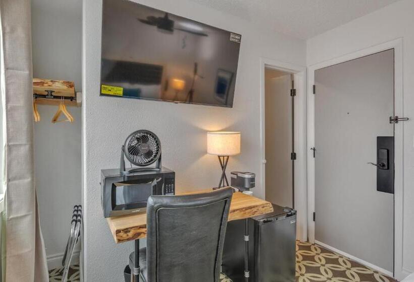 Классический Номер, Highliner Hotel   Queen Suites