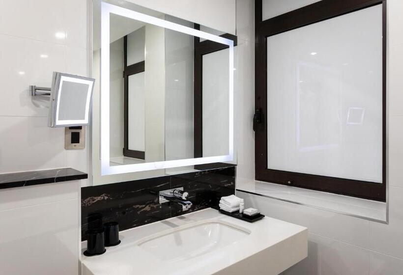 Полулюкс, Montcalm Royal London House, London City