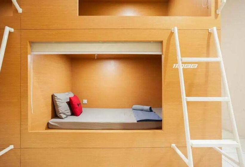 Кровать в Общей Комнате, Reddoorz Hostel Near Taman Puring
