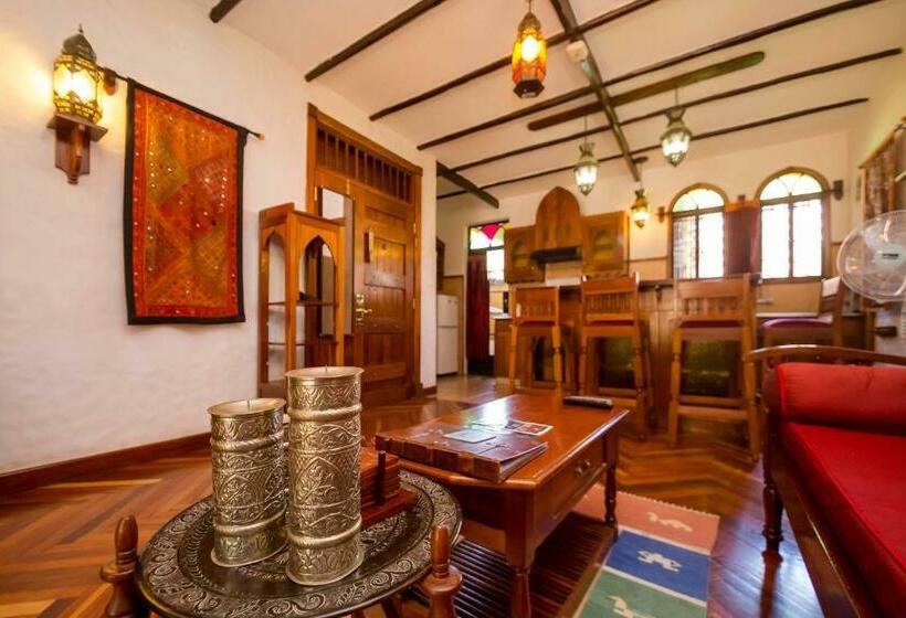 Standard Studio, The King Post