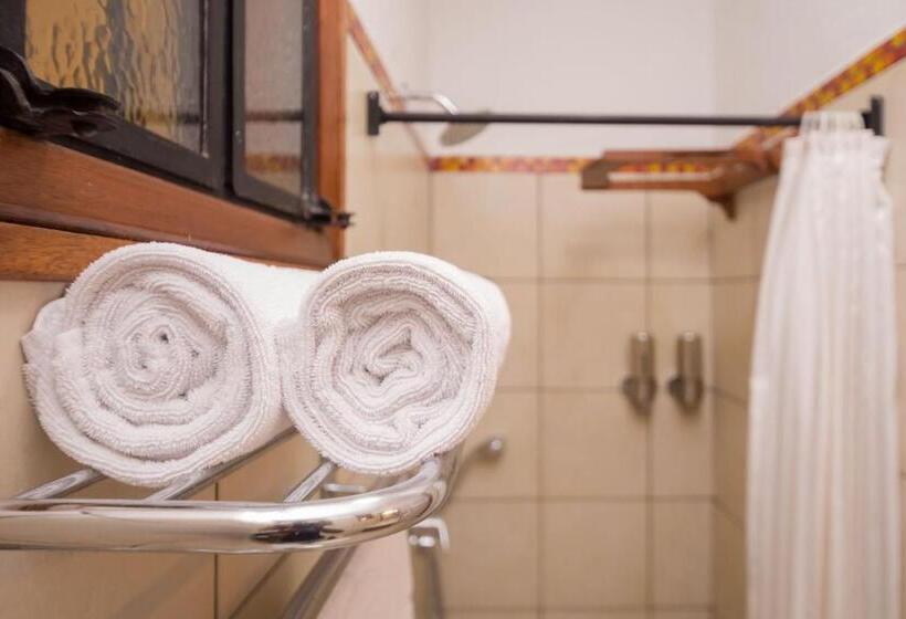 Deluxe Suite, The King Post