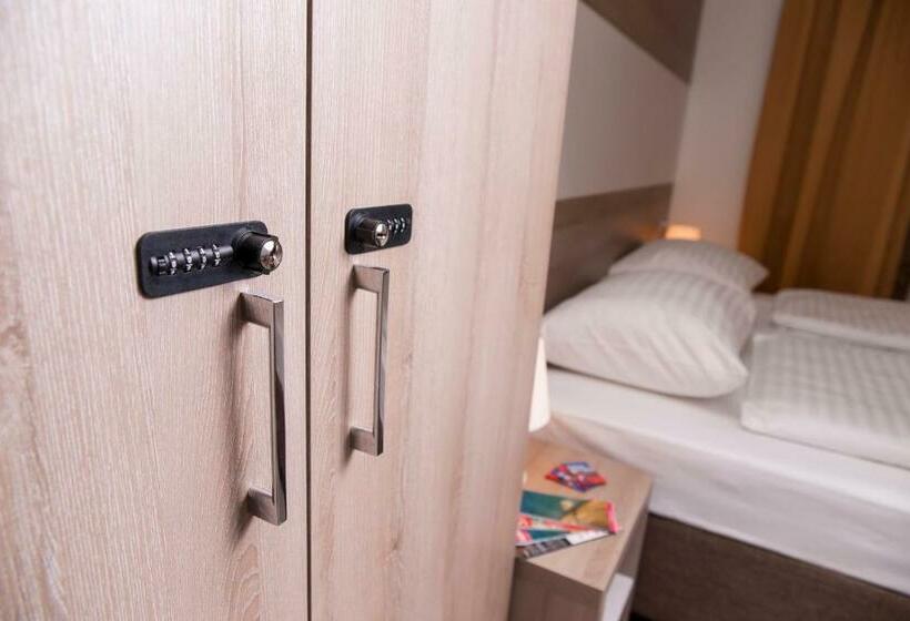 اتاق استاندارد چهارنفره با بالکن, Hostel Sol