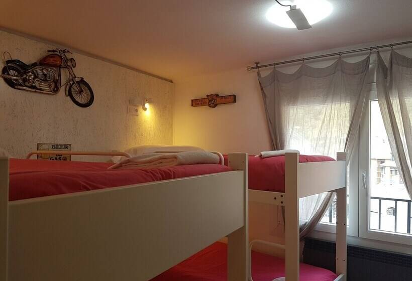 اتاق استاندارد چهار تخته, Barri Antic Hostel & Pub