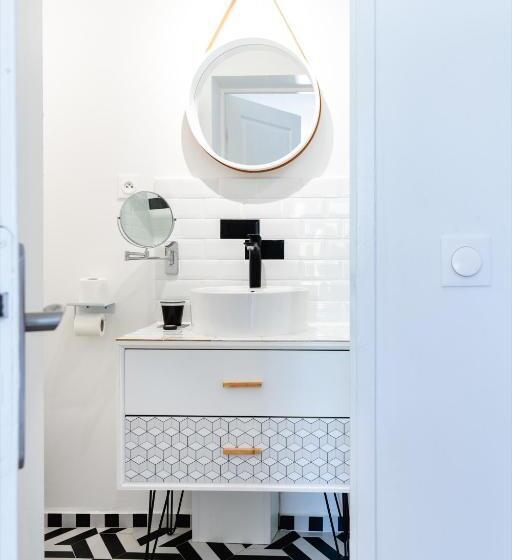 Семейный Номер, Hôtel Les Volets Rouges  Cassis