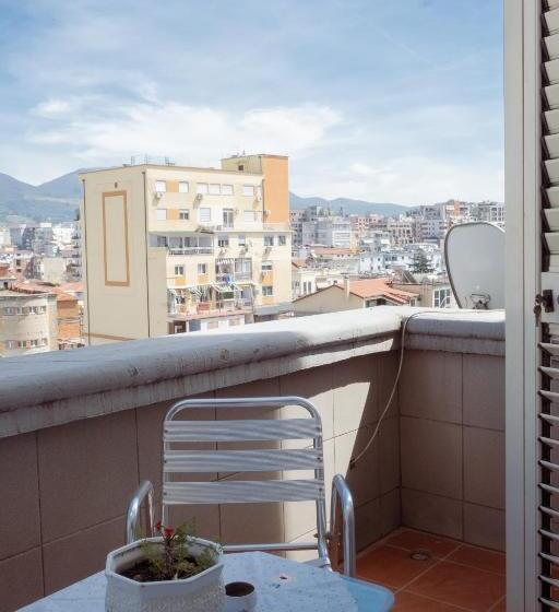 带阳台的豪华间, Albjona Guesthouse