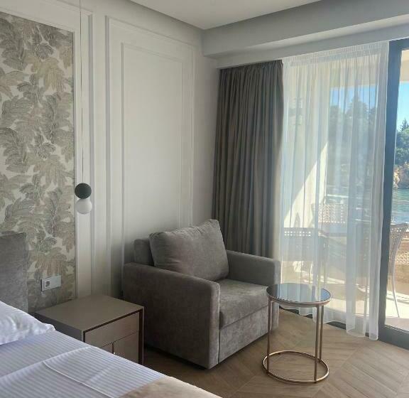 اتاق لوکس با چشم‌انداز دریا, Miramar