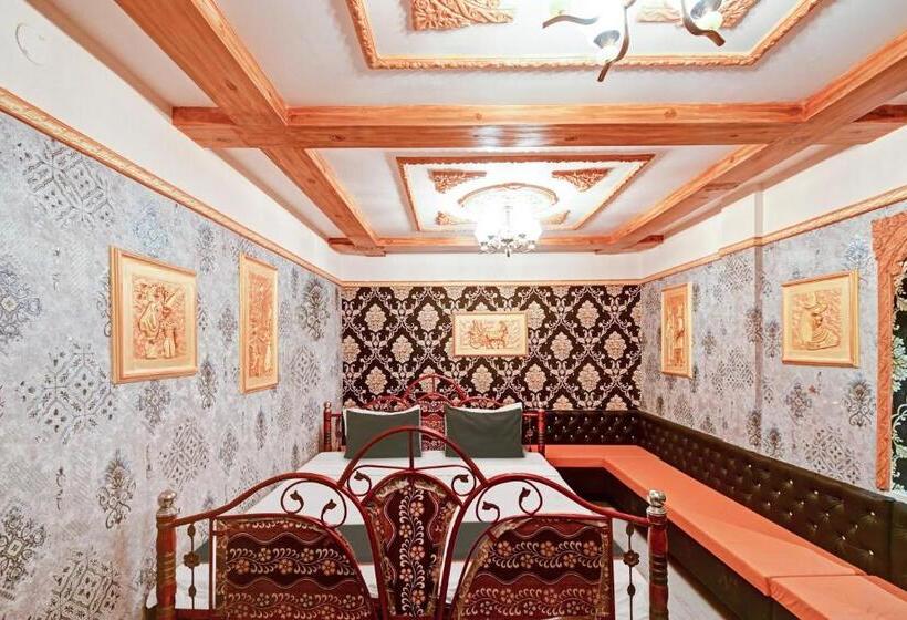 Triple Classic Room, Collection O The Mughalaes Delicacy