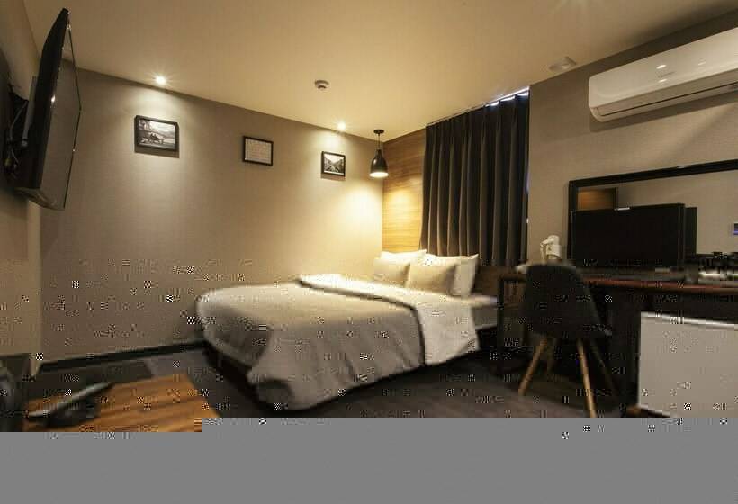 디럭스 룸, The Last Hotel Nampo