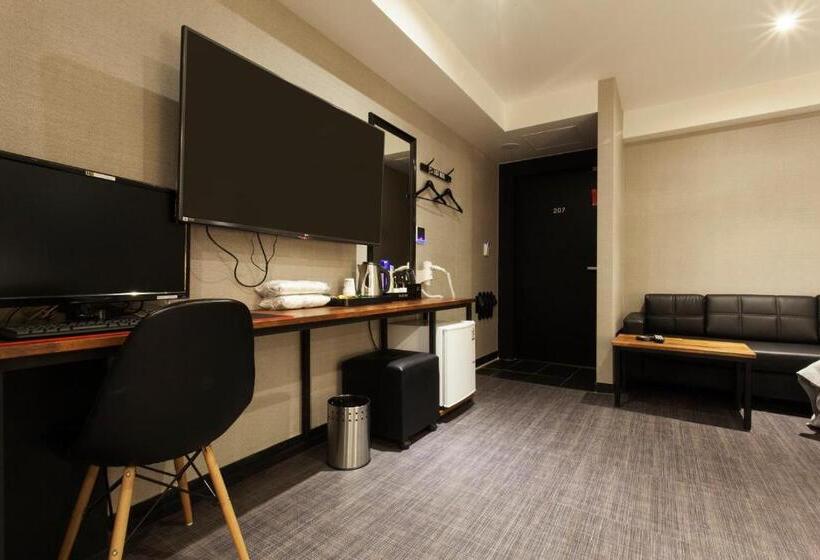 디럭스 룸, The Last Hotel Nampo