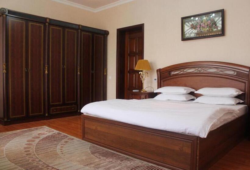 اتاق لوکس با تخت بزرگ, Hello Dushanbe Hostel