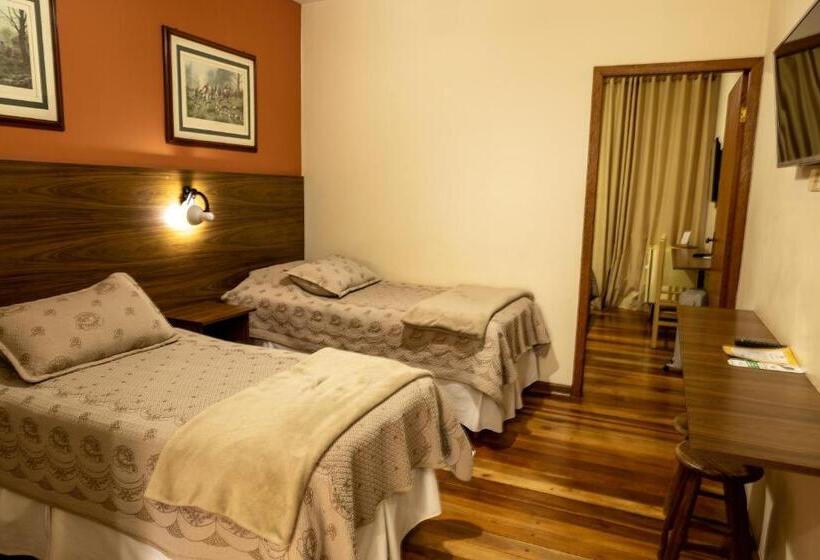 Quarto Quadruple Standart com Varanda, Pousada Kaliman Campos Do Jordão   Premium