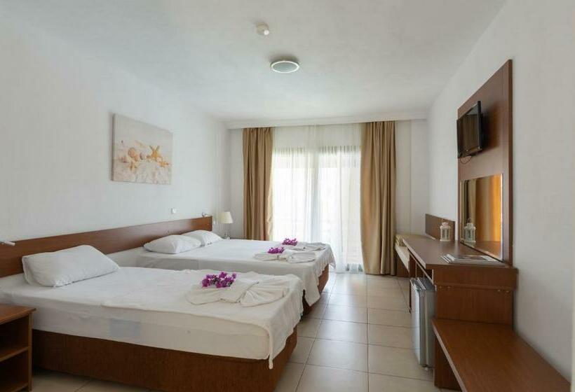 Трехместный Номер Стандарт с Балконом, Selvi Beach