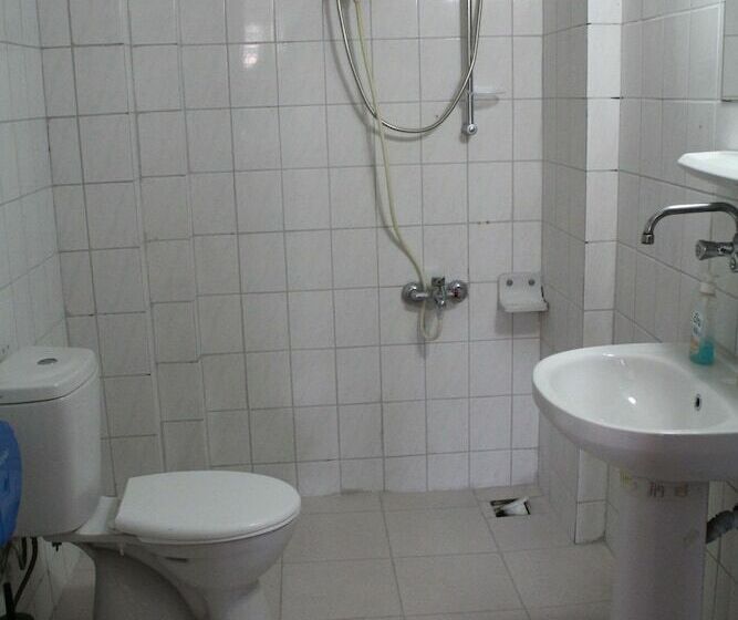 اتاق استاندارد سه نفره, White City Pension
