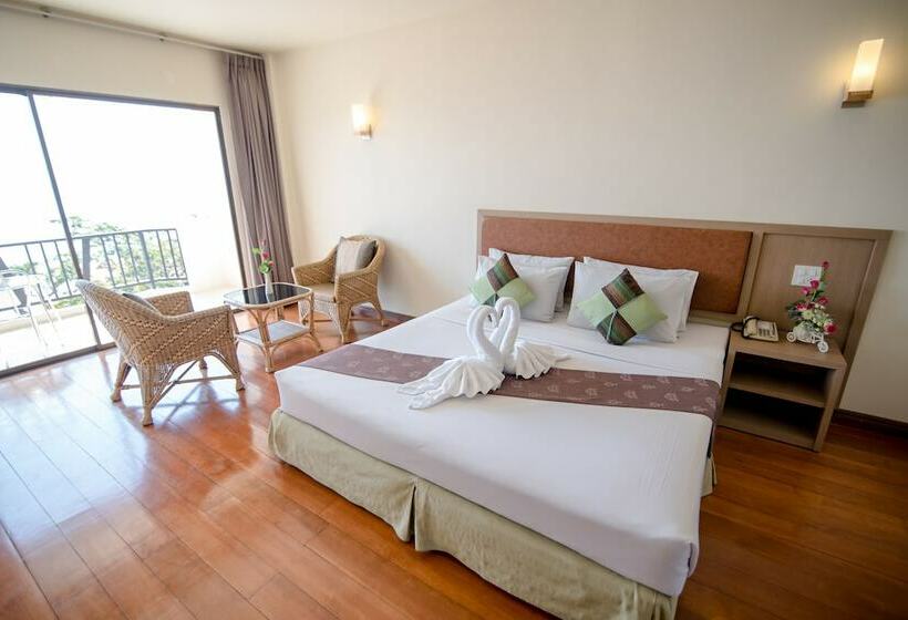 اتاق لوکس با چشم‌انداز دریا, New Travel Beach Hotel & Resort