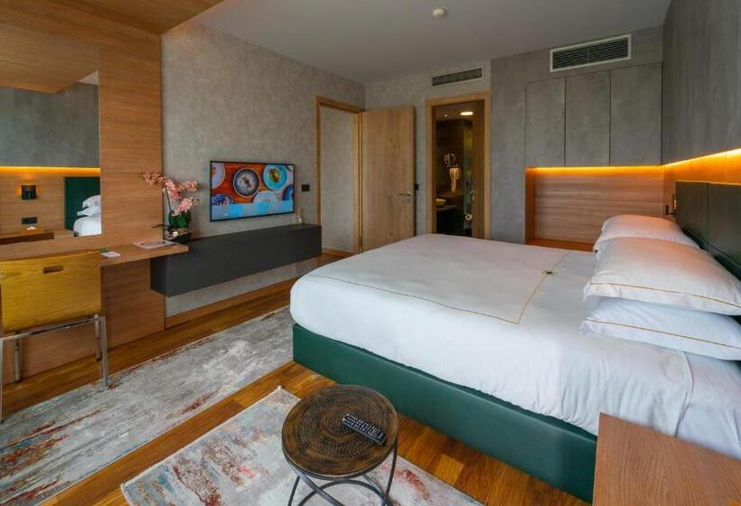 Executive Suite, Emerald