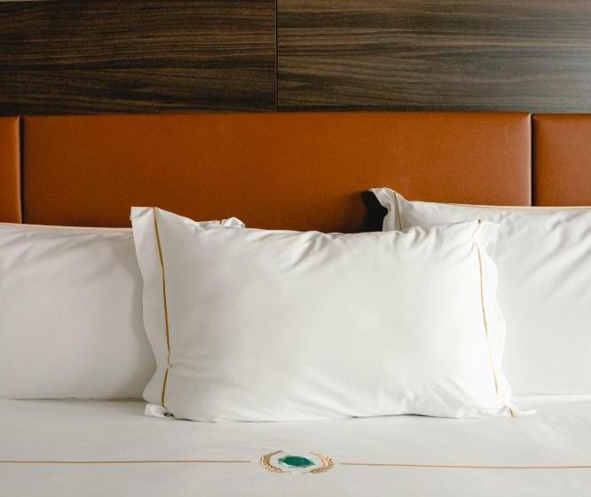 Deluxe Suite, Emerald