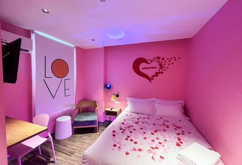 اتاق رمانتیک, Apple 1 Hotel Queensbay