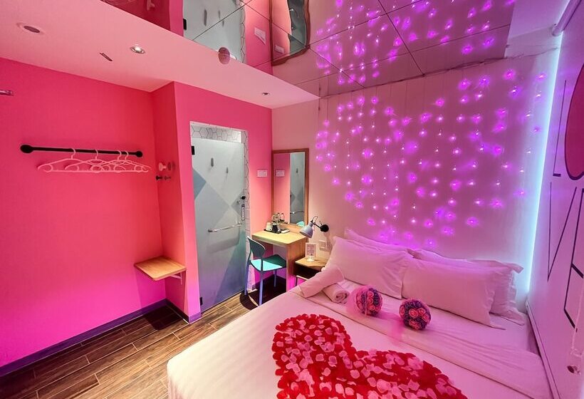 اتاق رمانتیک, Apple 1 Hotel Queensbay