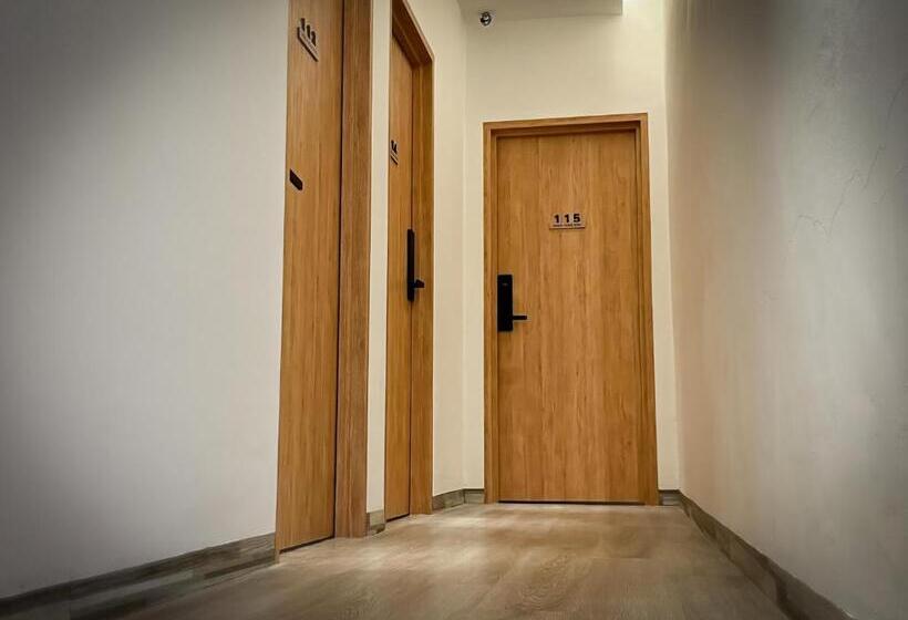 اتاق لوکس خانوادگی, Apple 1 Hotel Queensbay