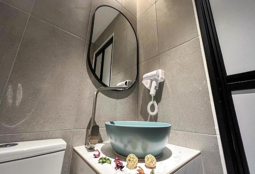 اتاق لوکس خانوادگی, Apple 1 Hotel Queensbay