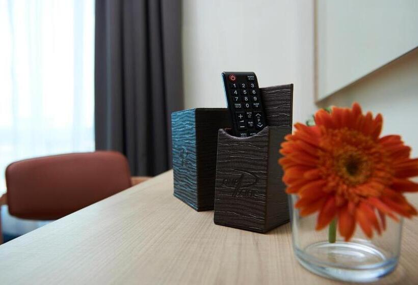 اتاق لوکس با تخت بزرگ, One Pacific Hotel & Serviced Apartments