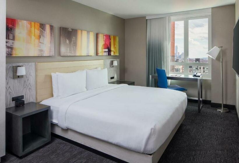 带大床的标准间, Doubletree By Hilton  New York Times Square West