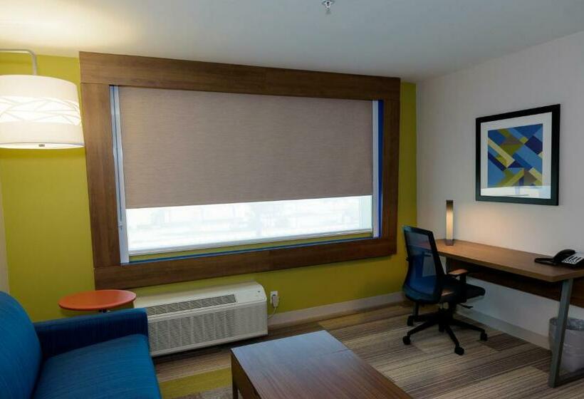 מיטת קינג בסוויטה, Holiday Inn Express & Suites Mckinney   Frisco East, An Ihg