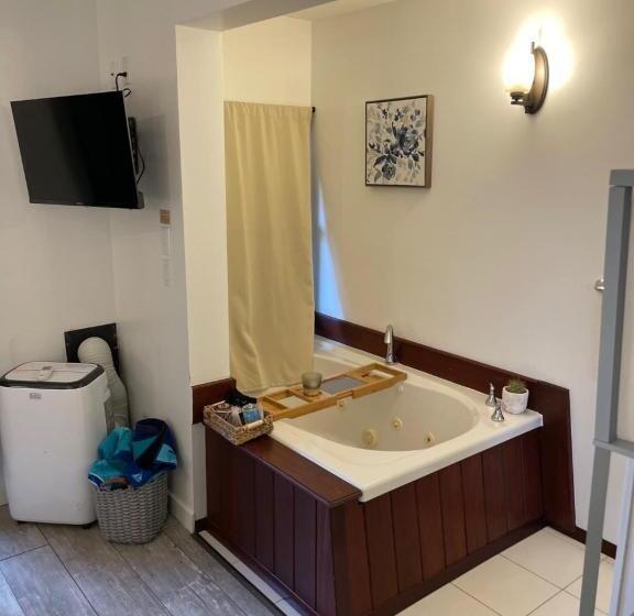 سوییت با چشم‌انداز دریا, Lunar Cove Inn