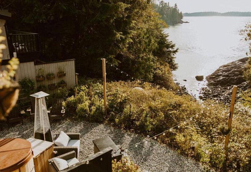 بنجلو قياسى, Lunar Cove Inn