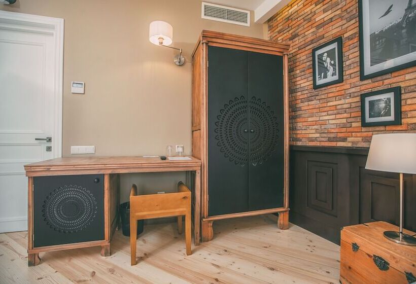 Deluxe Room, Kisi Boutique