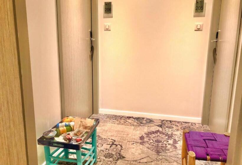 Номер Стандарт с Балконом, Appart  Hotel La Girafe Marseille Est   Porte D Aubagne