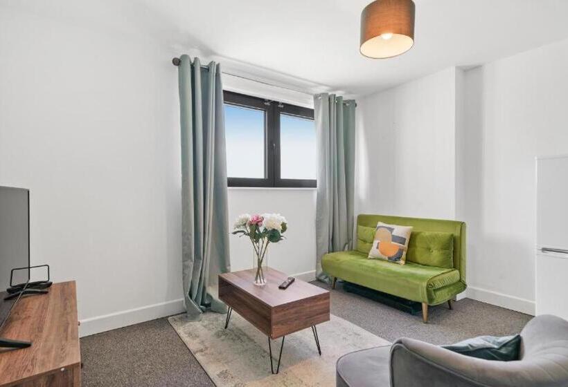 Апартаменты 1 Спальня с Балконом, Heathrow Haven: Stylish Apartments In The Heart Of Slough