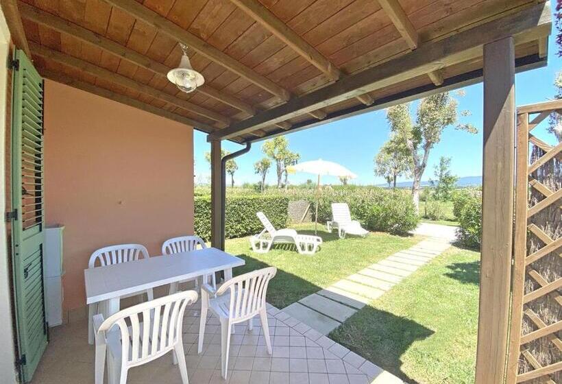 带2个卧室的公寓, Isa Residence With Swimming Pool In Mazzanta At Only 600 Meters From The Beach, Apartments With Air