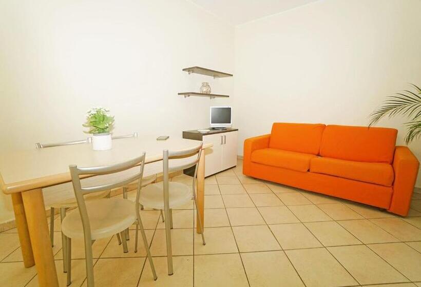 带1个卧室的公寓, Isa Residence With Swimming Pool In Mazzanta At Only 600 Meters From The Beach, Apartments With Air