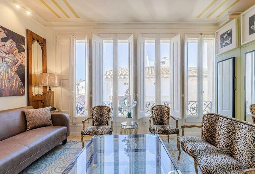 مجموعه ویستا شهر, El Petit Palauet
