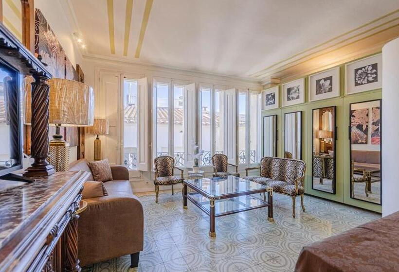 مجموعه ویستا شهر, El Petit Palauet