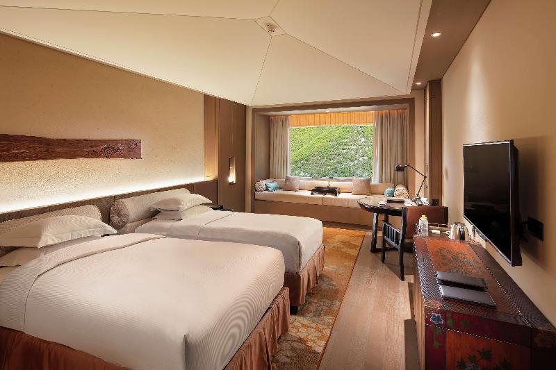 اتاق لوکس با بالکن, Hilton Jiuzhaigou Resort