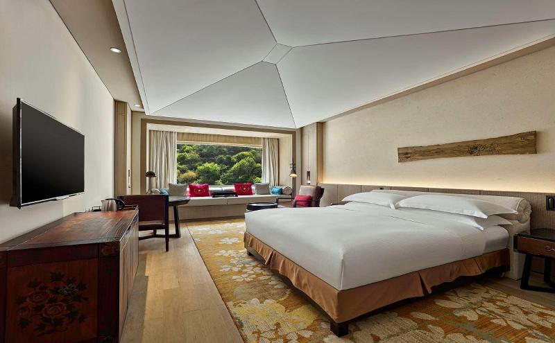 اتاق لوکس با تخت بزرگ, Hilton Jiuzhaigou Resort