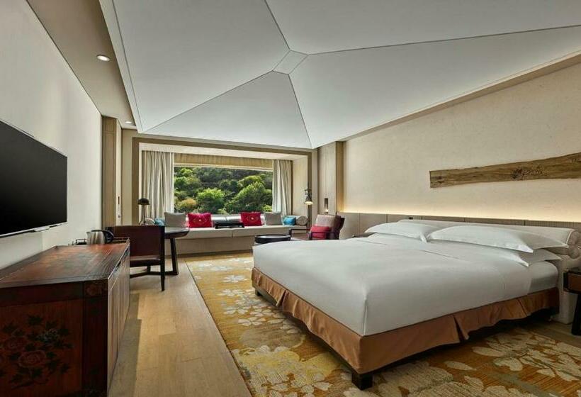 اتاق لوکس با تخت بزرگ, Hilton Jiuzhaigou Resort