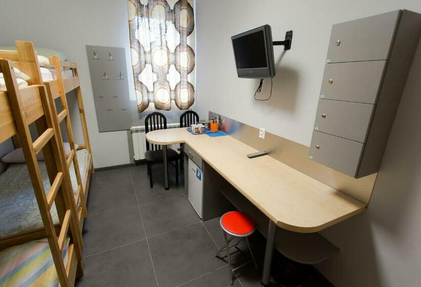 Quarto Quadruplo Estandar Banheiro Compartilhado, Hostel Siennicka